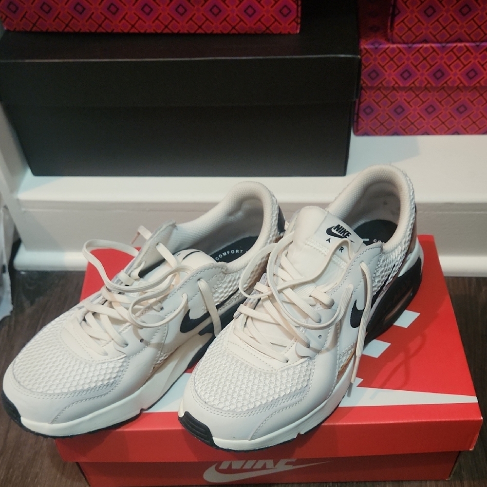 Nike White and Black Sneakers